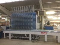 Buffertoren met rolbanen voor houten platen