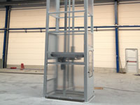 Goederenlift met ingebouwde tapijtbaan, draagvermogen 100kg