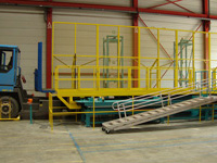 Veiligheidsinstallatie voor het laden en lossen van vrachtwagens