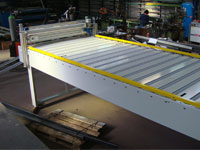 Centreertafel met borstelmachine en drukrol