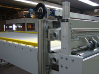 Drukrol en borstelmachine op centreertafel